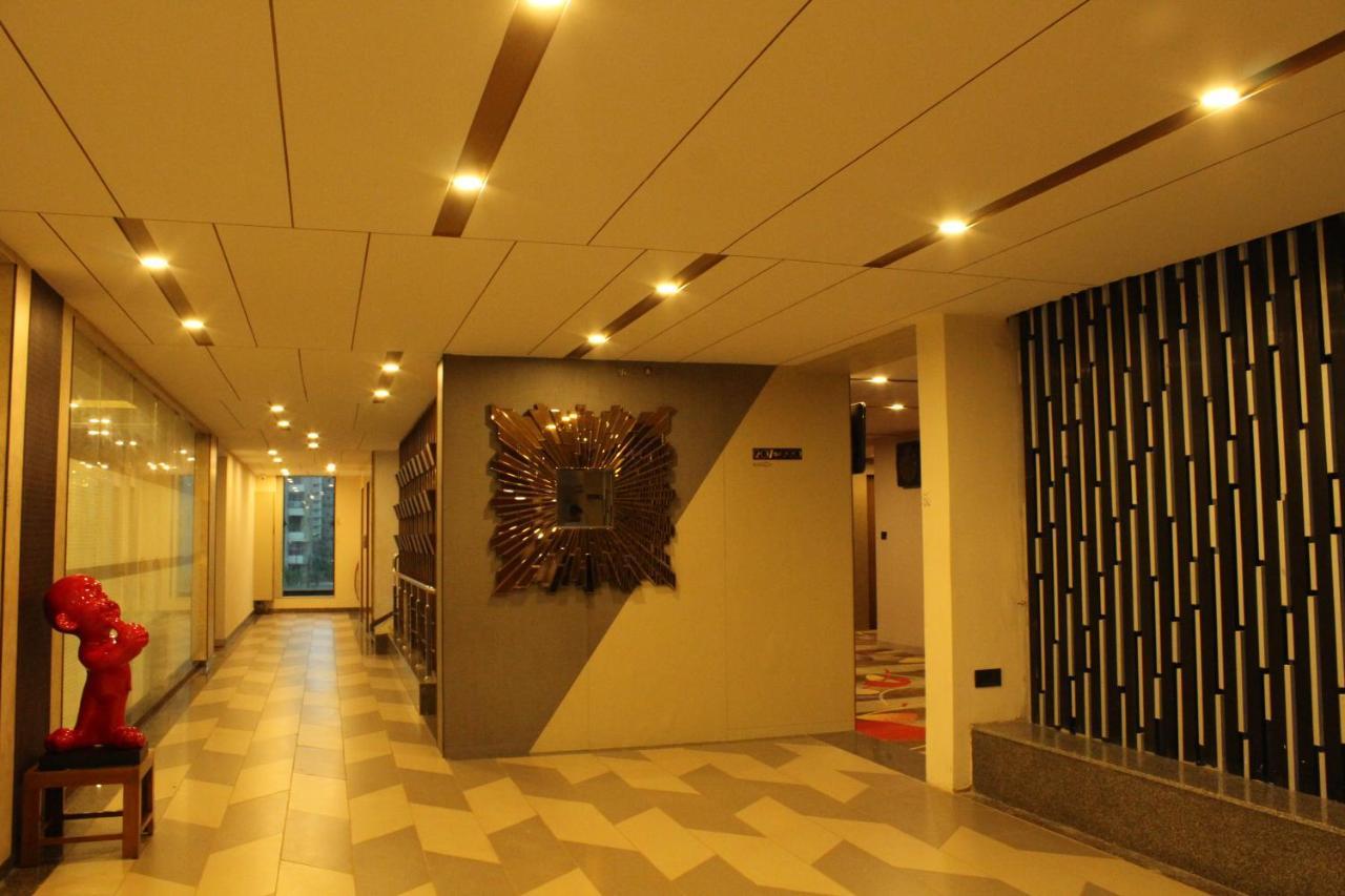 Zip By Spree Hotels Surate Extérieur photo
