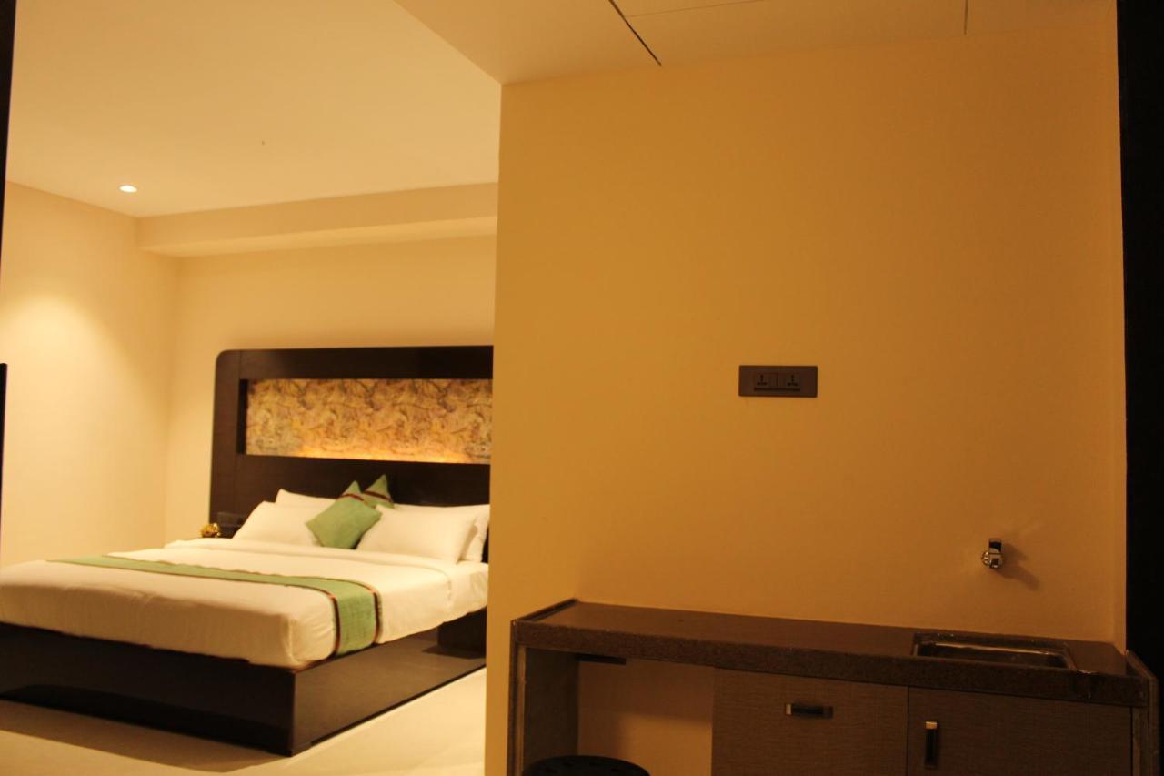 Zip By Spree Hotels Surate Extérieur photo