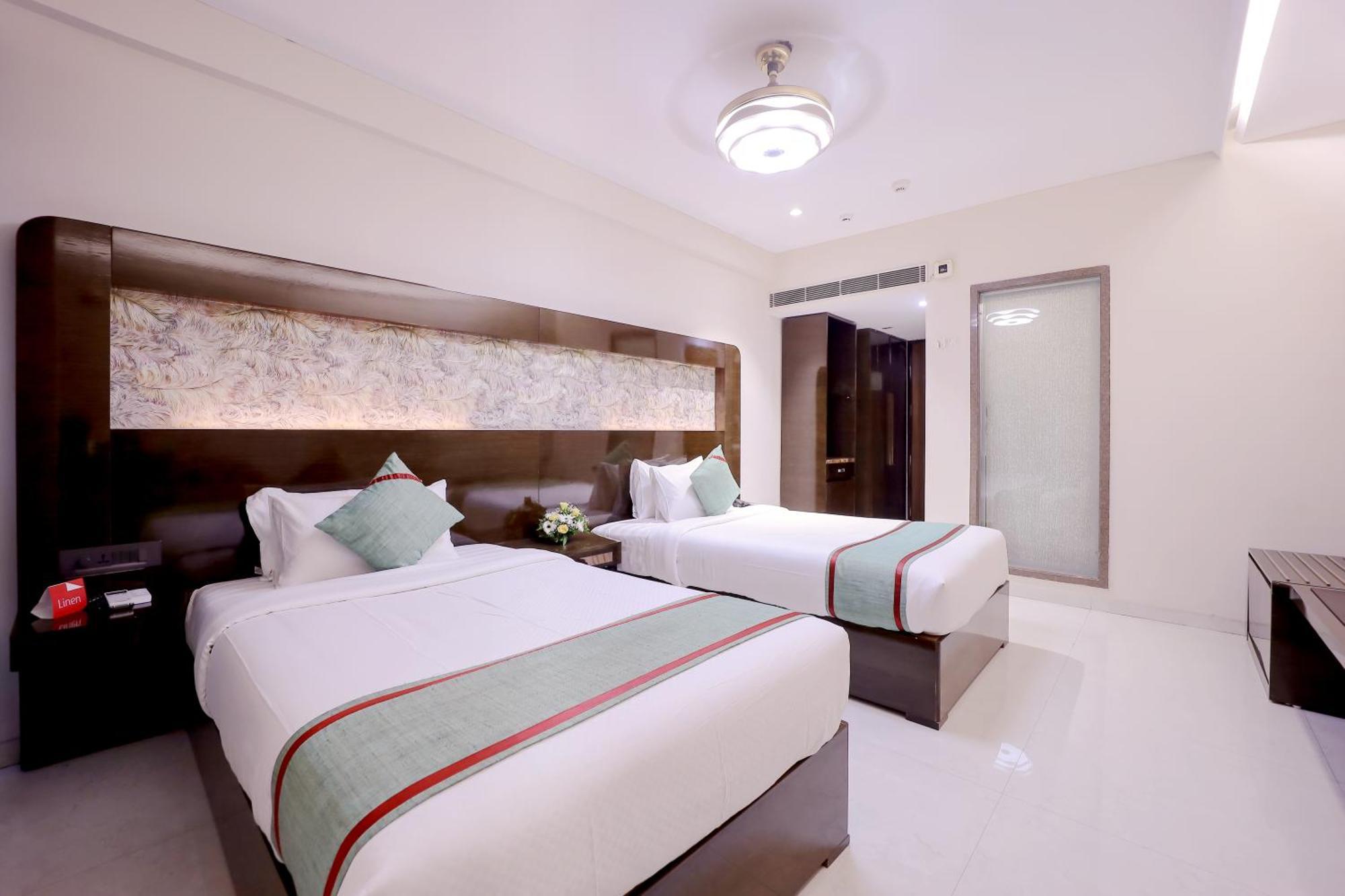 Zip By Spree Hotels Surate Extérieur photo