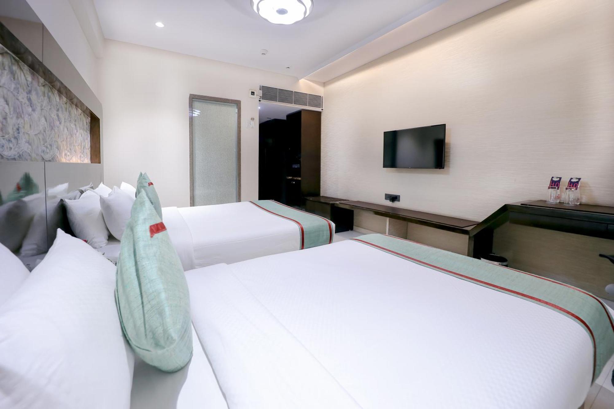 Zip By Spree Hotels Surate Extérieur photo