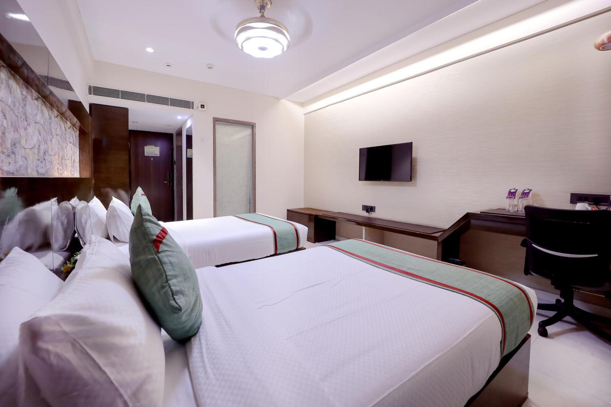 Zip By Spree Hotels Surate Extérieur photo