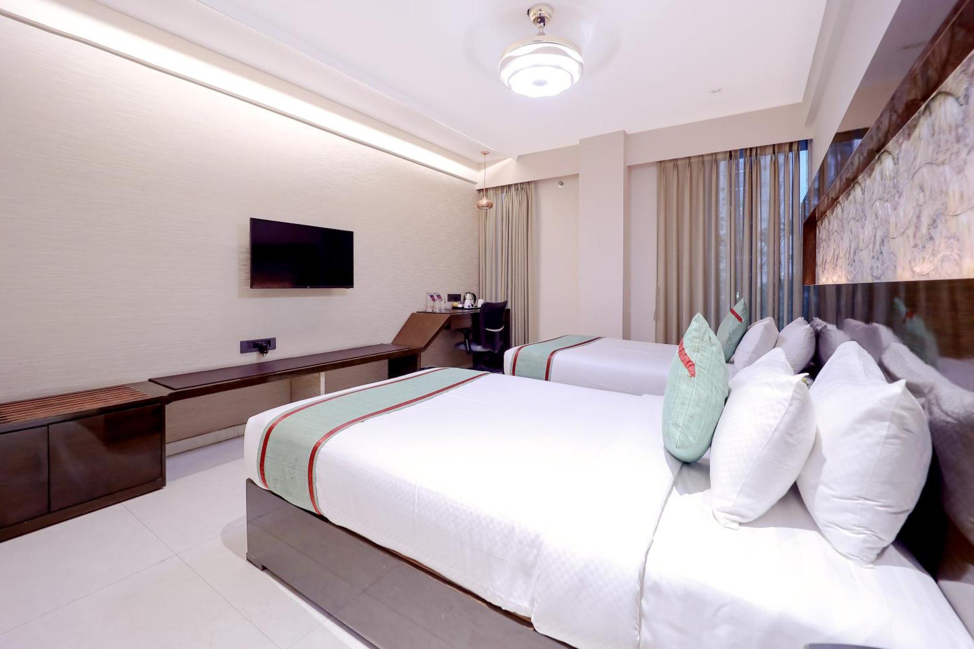 Zip By Spree Hotels Surate Extérieur photo